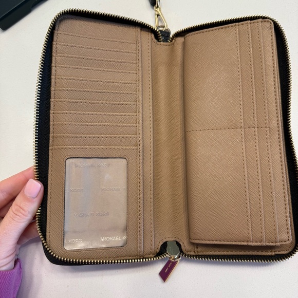 Michael Kors Large Continental Wallet - Picture 3 of 4